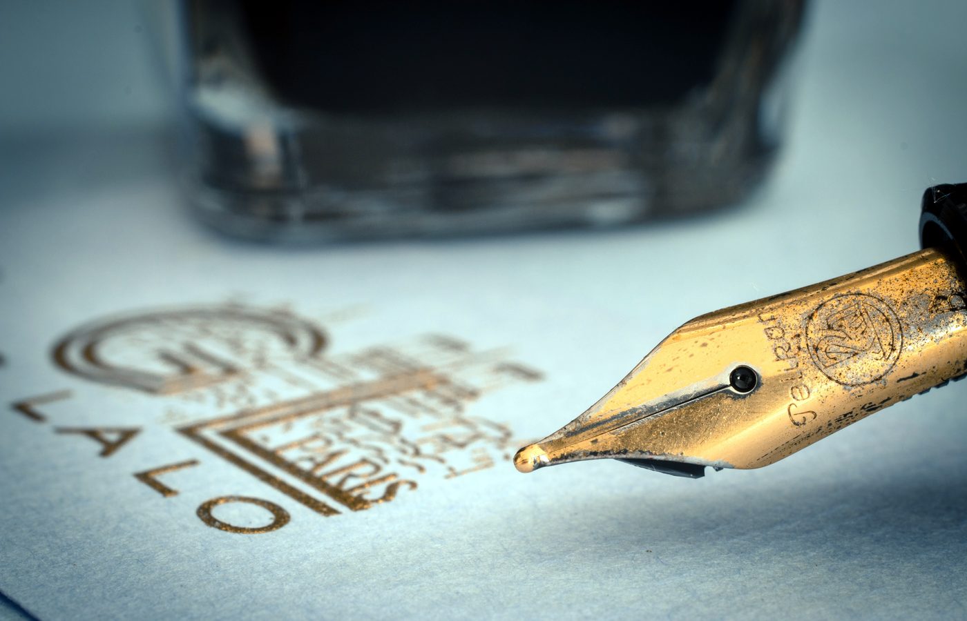 Plume et encre sur une feuille