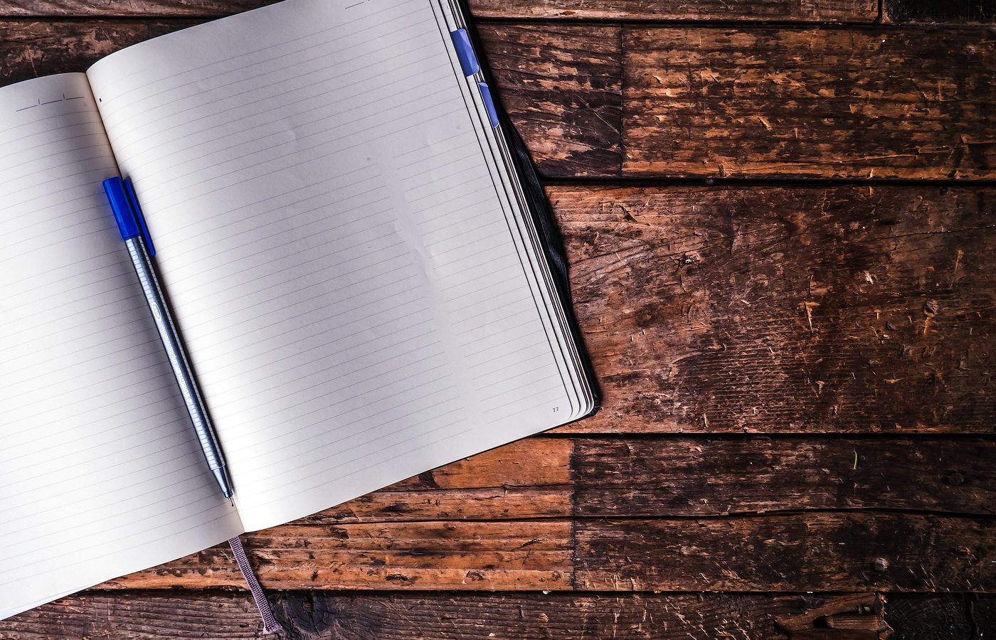 Carnet ouvert sur un plan de travail